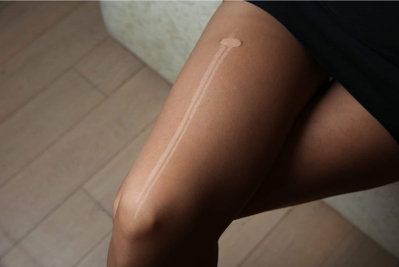 Strumpfhose mit Laufmasche.